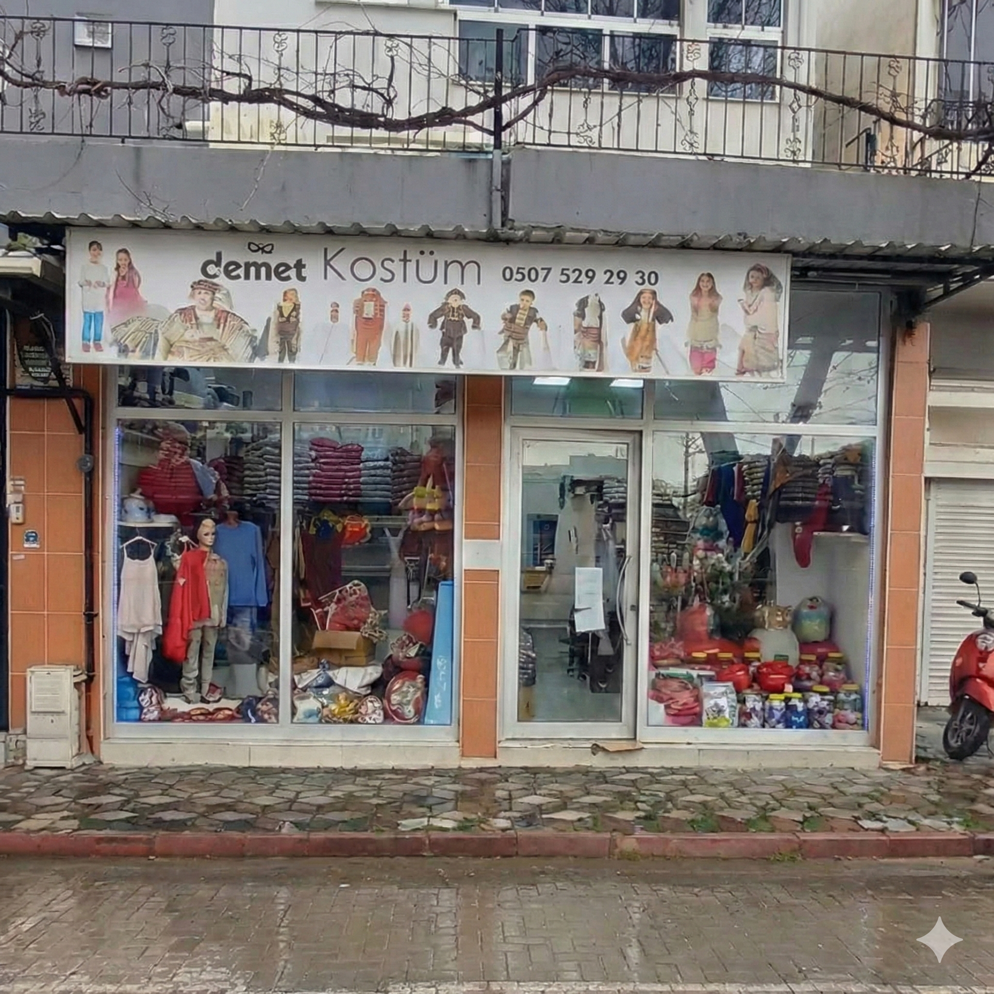 Demet Kostüm Evi Mağaza İçi